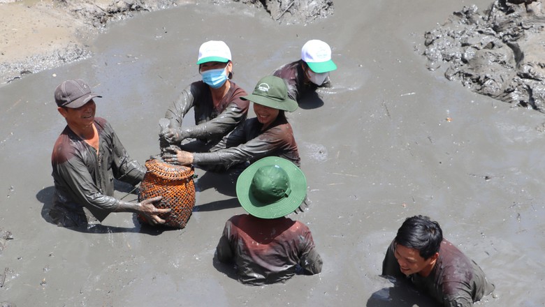 Nghỉ lễ về C&agrave; Mau quậy b&ugrave;n bắt c&aacute; l&oacute;c đồng- Ảnh 2.