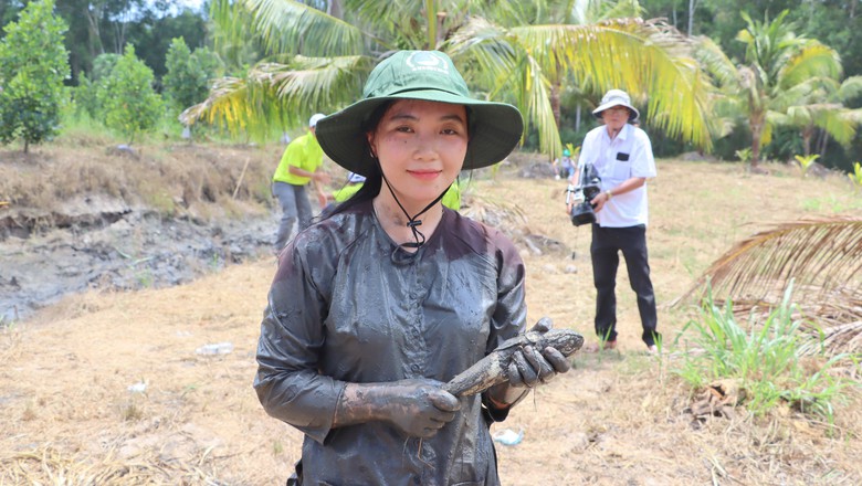 Nghỉ lễ về C&agrave; Mau quậy b&ugrave;n bắt c&aacute; l&oacute;c đồng- Ảnh 5.