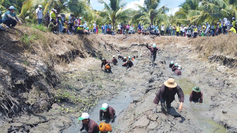Nghỉ lễ về C&agrave; Mau quậy b&ugrave;n bắt c&aacute; l&oacute;c đồng- Ảnh 1.