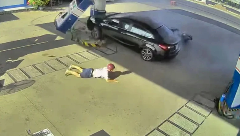 T&agrave;i xế &ocirc; t&ocirc; đạp nhầm ch&acirc;n ga, g&acirc;y tai nạn tại trụ c&acirc;y xăng ở Đồng Th&aacute;p.