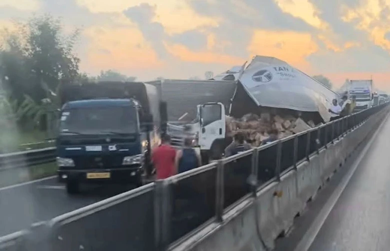 Hiện trường vụ tai nạn tr&ecirc;n cao tốc Trung Lương - Mỹ Thuận.