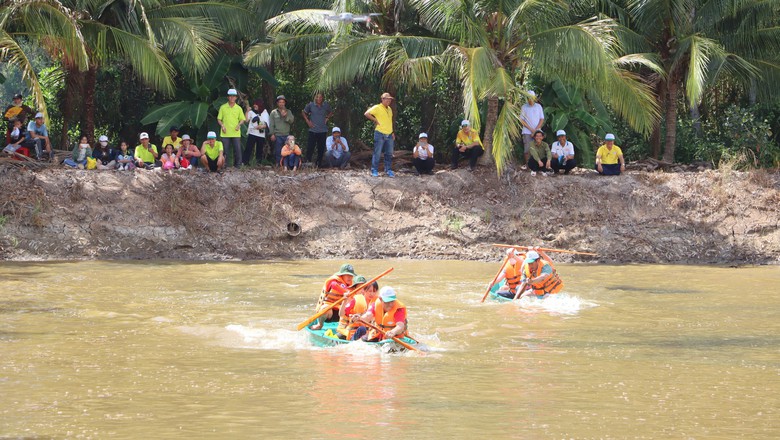 Nghỉ lễ về C&agrave; Mau quậy b&ugrave;n bắt c&aacute; l&oacute;c đồng- Ảnh 6.