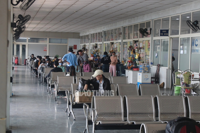 S&acirc;n bay, bến xe Đ&agrave; Nẵng nhộn nhịp ng&agrave;y đầu nghỉ lễ- Ảnh 4.
