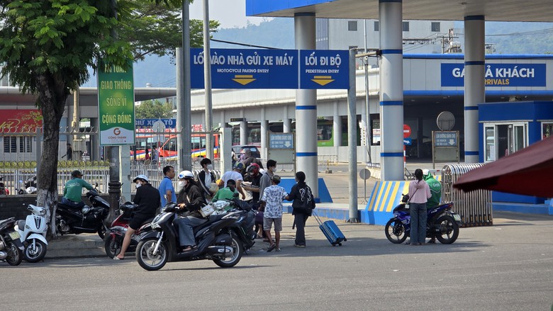 S&acirc;n bay, bến xe Đ&agrave; Nẵng nhộn nhịp ng&agrave;y đầu nghỉ lễ- Ảnh 2.