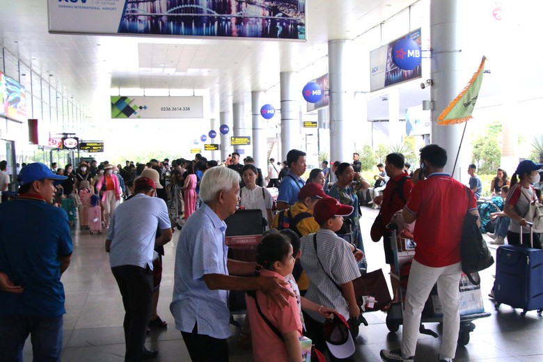 S&acirc;n bay, bến xe Đ&agrave; Nẵng nhộn nhịp ng&agrave;y đầu nghỉ lễ- Ảnh 10.