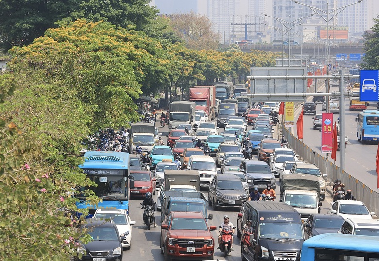 Ng&agrave;y đầu nghỉ lễ 30/4, cửa ng&otilde; Thủ đ&ocirc; tắc cứng từ s&aacute;ng sớm, nội đ&ocirc; th&ocirc;ng tho&aacute;ng- Ảnh 10.