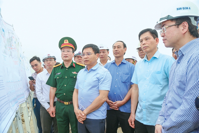 Chạy đua l&agrave;m cao tốc, k&eacute;o Bắc - Nam gần lại- Ảnh 1.