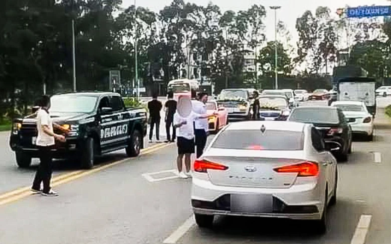 C&ocirc;ng an v&agrave;o cuộc vụ đo&agrave;n xe sang rước d&acirc;u dừng đỗ giữa đường để chụp ảnh