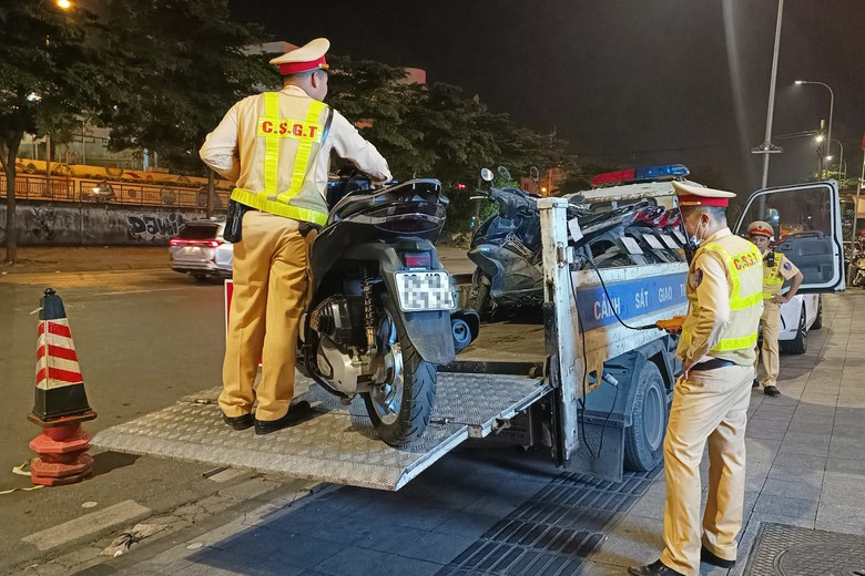 CSGT xử phạt xuy&ecirc;n lễ, nhiều t&agrave;i xế phải bắt taxi về nh&agrave; v&igrave; d&iacute;nh lỗi nồng độ cồn- Ảnh 2.