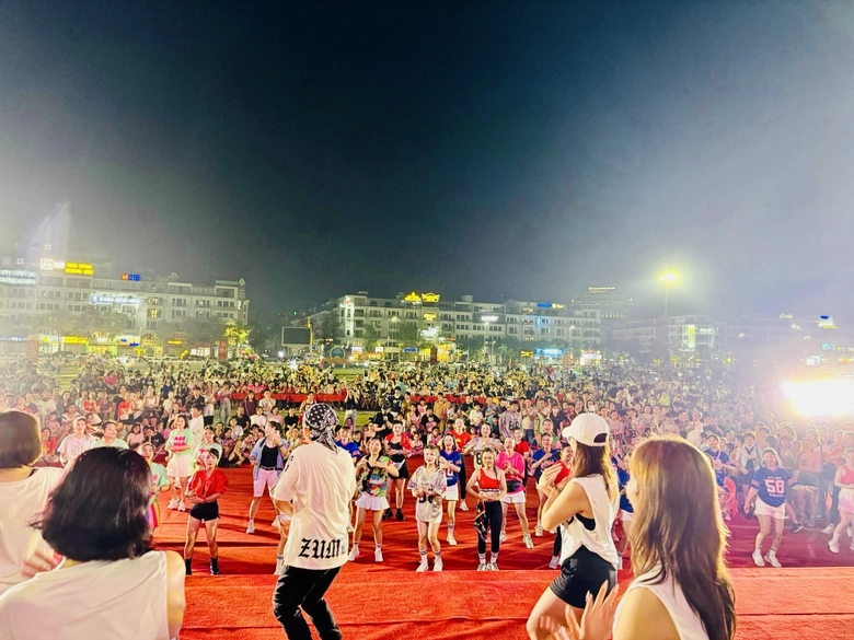 Du kh&aacute;ch ken cứng tr&ecirc;n bờ, b&atilde;i biển ở Quảng Ninh 2 ng&agrave;y đầu dịp nghỉ lễ- Ảnh 2.