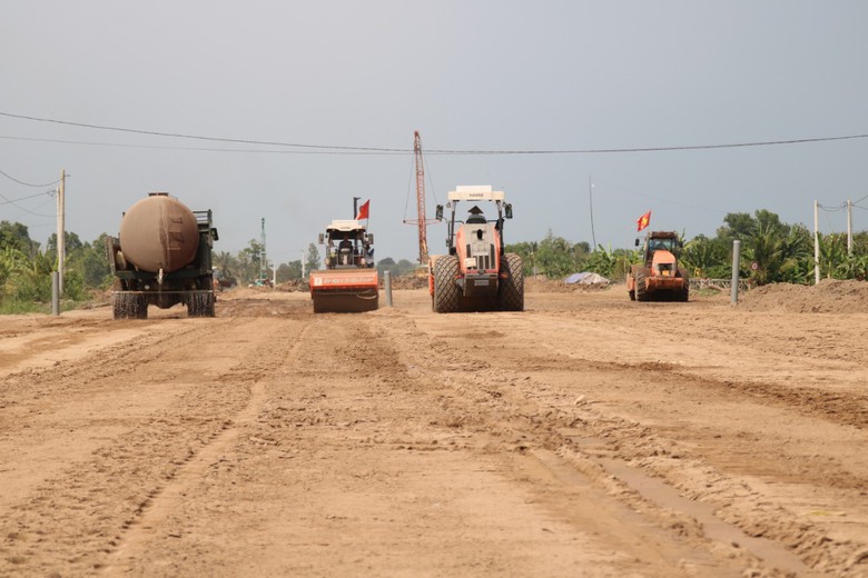 Ph&oacute; thủ tướng Trần Hồng H&agrave;: Sử dụng c&aacute;t biển thay c&aacute;t s&ocirc;ng l&agrave;m cao tốc ở miền T&acirc;y- Ảnh 4.