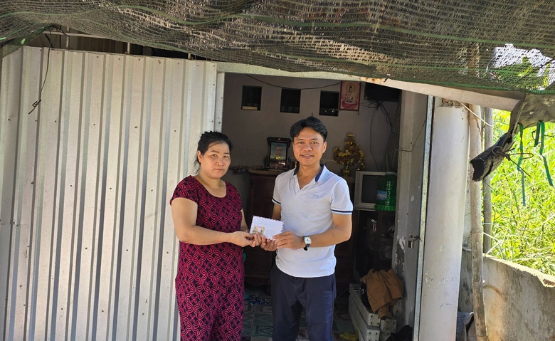Người mẹ ngh&egrave;o x&uacute;c động khi nhận tiền hỗ trợ từ bạn đọc B&aacute;o Giao th&ocirc;ng- Ảnh 1.