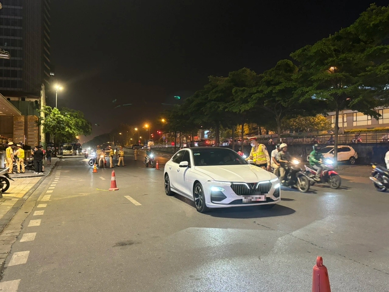 CSGT xử phạt xuy&ecirc;n lễ, nhiều t&agrave;i xế phải bắt taxi về nh&agrave; v&igrave; d&iacute;nh lỗi nồng độ cồn- Ảnh 1.