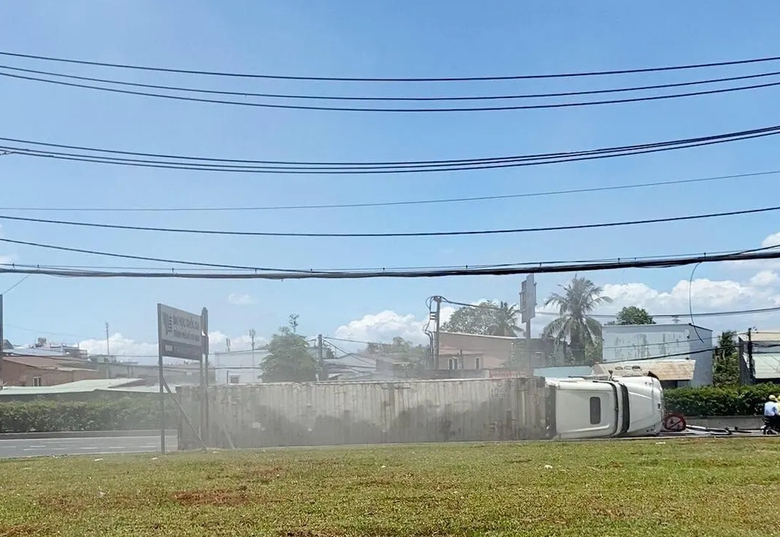 Xe container t&ocirc;ng n&aacute;t dải ph&acirc;n c&aacute;ch, lật ngang tr&ecirc;n quốc lộ- Ảnh 1.