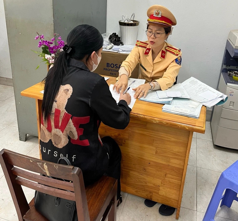 CSGT Quy Nhơn ph&aacute;t hiện 2 c&ocirc; g&aacute;i sử dụng ma t&uacute;y tham gia giao th&ocirc;ng- Ảnh 1.