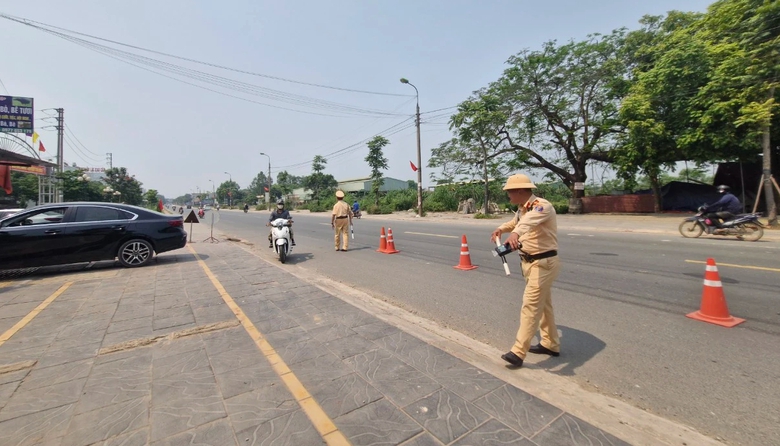 Bắc Giang: Hàng trăm tài xế vi phạm nồng độ cồn, tốc độ trên đường về nghỉ lễ- Ảnh 1. Bắc Giang: Hàng trăm tài xế vi phạm nồng độ cồn, tốc độ trên đường về nghỉ lễ- Ảnh 1.