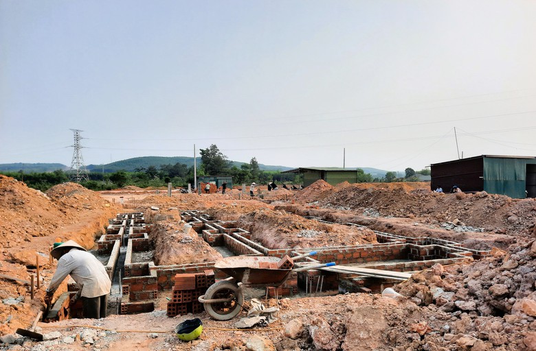 Những căn nh&agrave; đầu ti&ecirc;n gấp r&uacute;t ho&agrave;n th&agrave;nh tại khu t&aacute;i định cư cao tốc Vạn Ninh - Cam Lộ- Ảnh 6.