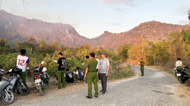 An Giang: Đưa th&ecirc;m m&aacute;y bay kh&ocirc;ng người l&aacute;i chữa ch&aacute;y tr&ecirc;n n&uacute;i T&ocirc;- Ảnh 2.