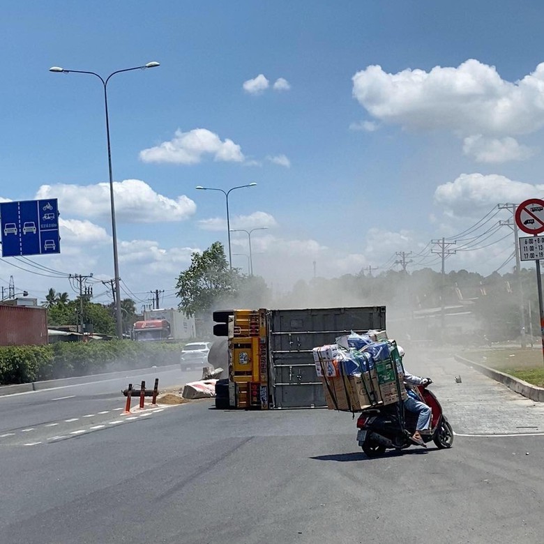 Xe container t&ocirc;ng n&aacute;t dải ph&acirc;n c&aacute;ch, lật ngang tr&ecirc;n quốc lộ- Ảnh 2.