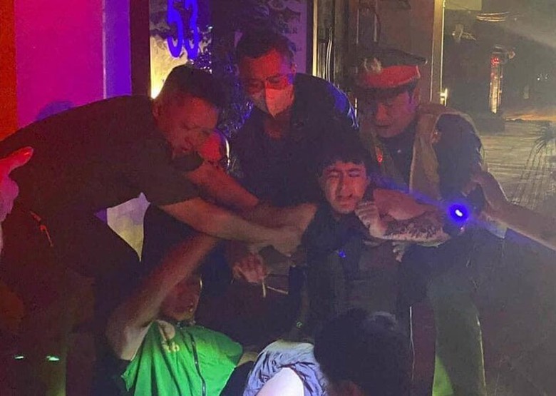 C&ocirc; g&aacute;i người Anh bị thương v&igrave; rơi xuống hố đang thi c&ocirc;ng đường d&acirc;y c&aacute;p ở vỉa h&egrave; H&agrave; Nội- Ảnh 1.