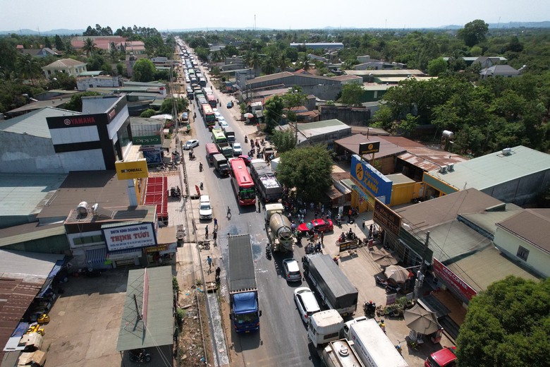 Ô tô con tông xe tải, đường Hồ Chí Minh kẹt xe nhiều giờ- Ảnh 1. Ô tô con tông xe tải, đường Hồ Chí Minh kẹt xe nhiều giờ- Ảnh 1.