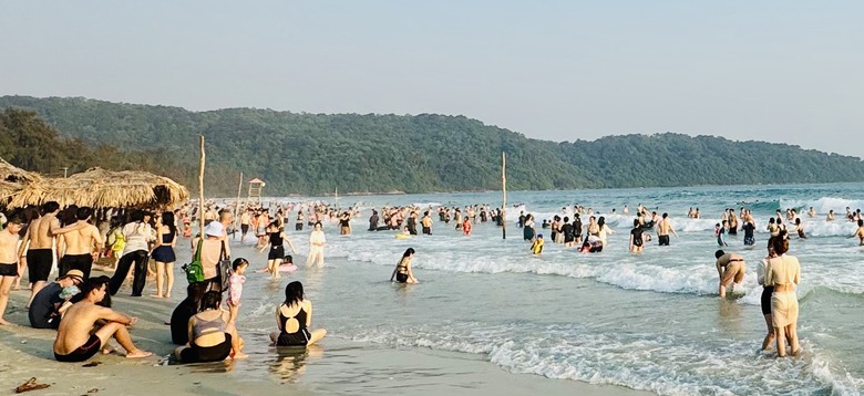 Du kh&aacute;ch ken cứng tr&ecirc;n bờ, b&atilde;i biển ở Quảng Ninh 2 ng&agrave;y đầu dịp nghỉ lễ- Ảnh 1.
