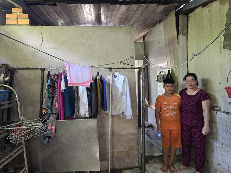 Người mẹ ngh&egrave;o x&uacute;c động khi nhận tiền hỗ trợ từ bạn đọc B&aacute;o Giao th&ocirc;ng- Ảnh 2.