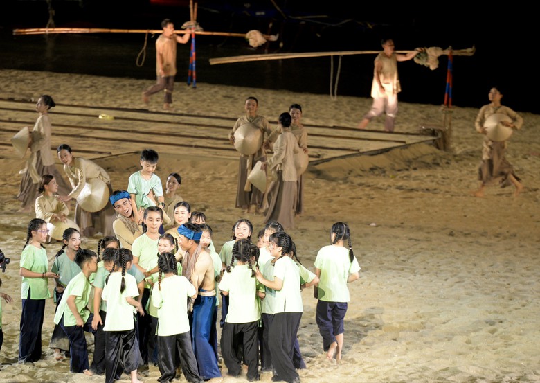 M&atilde;n nh&atilde;n với Carnaval Hạ Long 2024 rực rỡ tr&ecirc;n bờ, dưới biển- Ảnh 2.