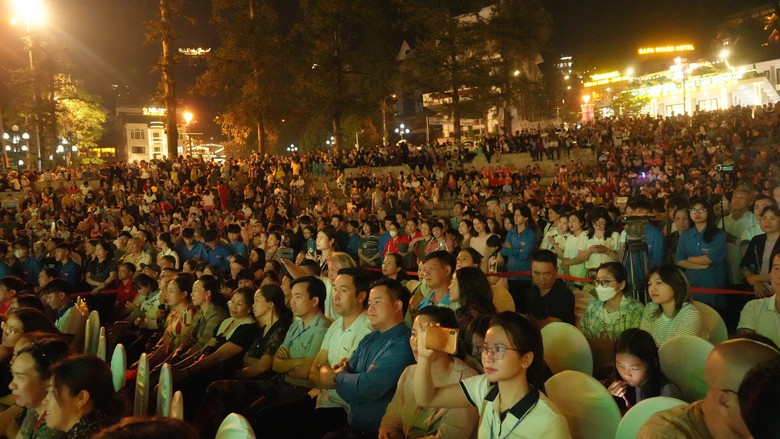 Lượng kh&aacute;ch đổ về Sa Pa, Đồng Văn, Tam Đảo dịp nghỉ lễ kh&ocirc;ng c&oacute; đột biến- Ảnh 2.