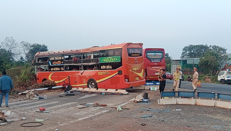 Hai xe kh&aacute;ch va chạm tr&ecirc;n đường Hồ Ch&iacute; Minh, 1 người tử vong, nhiều người bị thương- Ảnh 3.