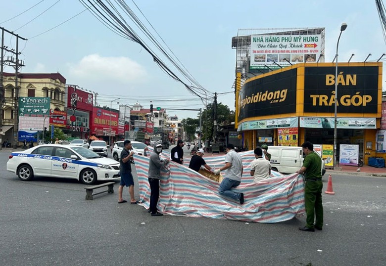Hiện trường vụ tai nạn giao thông khiến 1 người đi xe đạp tử vong. Hiện trường vụ tai nạn giao thông khiến 1 người đi xe đạp tử vong.