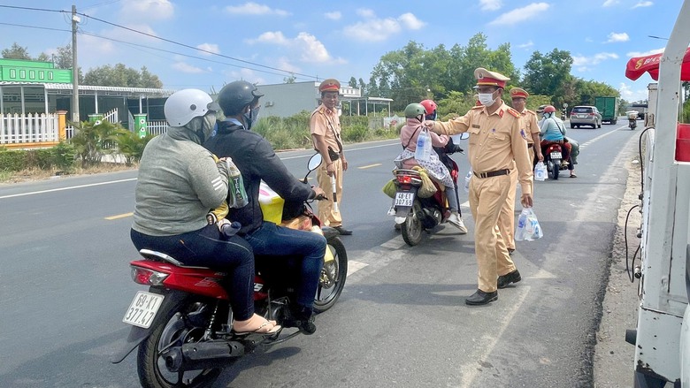 Người d&acirc;n về qu&ecirc; nghỉ lễ bất ngờ khi CSGT gọi v&agrave;o tặng nước, sữa- Ảnh 1.