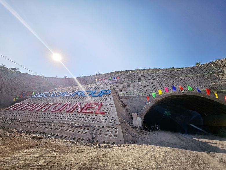 Thủ tướng: Phấn đấu ho&agrave;n th&agrave;nh cao tốc Ch&iacute; Thạnh - V&acirc;n Phong dịp 2/9/2025- Ảnh 8.