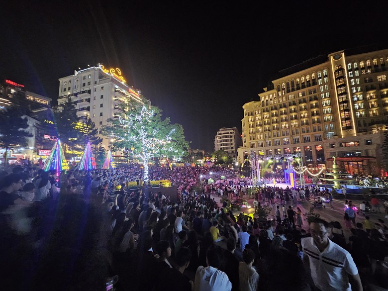 Lượng kh&aacute;ch đổ về Sa Pa, Đồng Văn, Tam Đảo dịp nghỉ lễ kh&ocirc;ng c&oacute; đột biến- Ảnh 14.