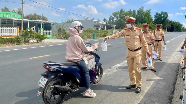 Người d&acirc;n về qu&ecirc; nghỉ lễ bất ngờ khi CSGT gọi v&agrave;o tặng nước, sữa- Ảnh 6.