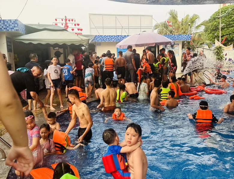 Nam sinh lớp 12 tử vong giữa bể bơi đ&ocirc;ng nghẹt người- Ảnh 1.