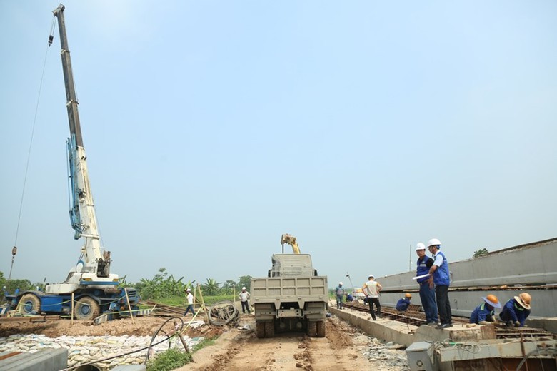 Hối hả thi c&ocirc;ng V&agrave;nh đai 4 - V&ugrave;ng Thủ đ&ocirc; ngay giữa kỳ nghỉ lễ 30/4- Ảnh 1.