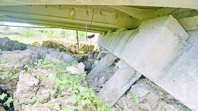 C&agrave; Mau: Hạn mặn khốc liệt, cầu v&agrave; đường tiền tỷ sụp xuống s&ocirc;ng- Ảnh 10.