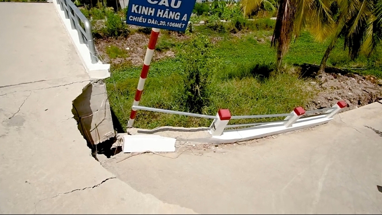 C&agrave; Mau: Hạn mặn khốc liệt, cầu v&agrave; đường tiền tỷ sụp xuống s&ocirc;ng- Ảnh 6.
