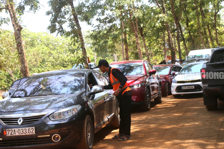 Du kh&aacute;ch đổ x&ocirc; về th&aacute;c nước đẹp nhất T&acirc;y Nguy&ecirc;n &ldquo;giải nhiệt&rdquo;- Ảnh 2.