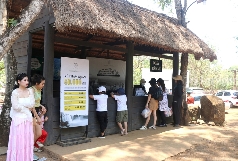 Du kh&aacute;ch đổ x&ocirc; về th&aacute;c nước đẹp nhất T&acirc;y Nguy&ecirc;n &ldquo;giải nhiệt&rdquo;- Ảnh 3.