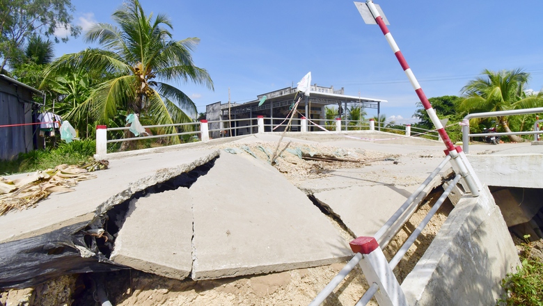 C&agrave; Mau: Hạn mặn khốc liệt, cầu v&agrave; đường tiền tỷ sụp xuống s&ocirc;ng- Ảnh 1.