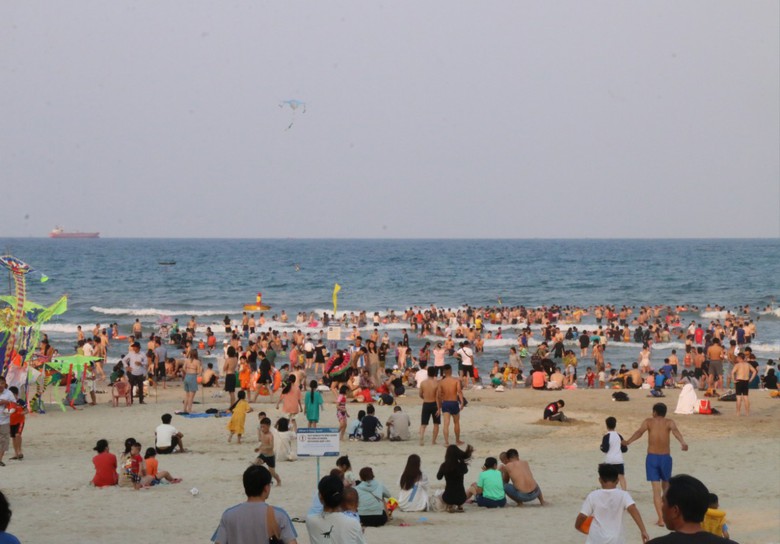 Nắng n&oacute;ng đỉnh điểm, du kh&aacute;ch &ugrave;n &ugrave;n đổ về tắm biển Đ&agrave; Nẵng- Ảnh 1.