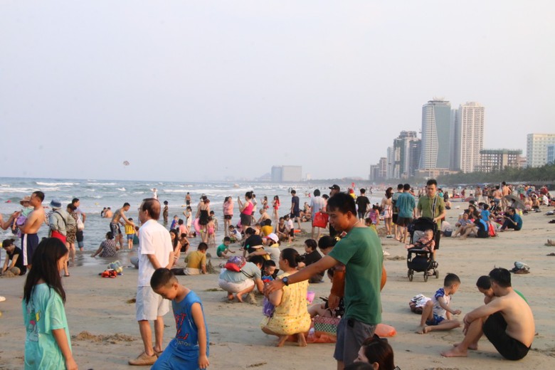 Nắng n&oacute;ng đỉnh điểm, du kh&aacute;ch &ugrave;n &ugrave;n đổ về tắm biển Đ&agrave; Nẵng- Ảnh 3.