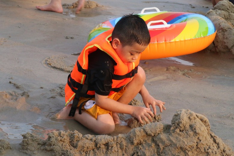 Nắng n&oacute;ng đỉnh điểm, du kh&aacute;ch &ugrave;n &ugrave;n đổ về tắm biển Đ&agrave; Nẵng- Ảnh 4.