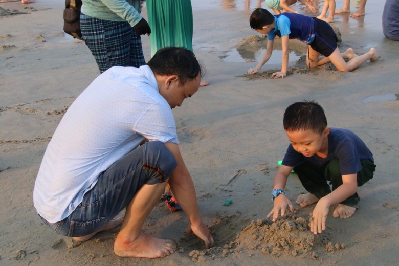 Nắng n&oacute;ng đỉnh điểm, du kh&aacute;ch &ugrave;n &ugrave;n đổ về tắm biển Đ&agrave; Nẵng- Ảnh 5.