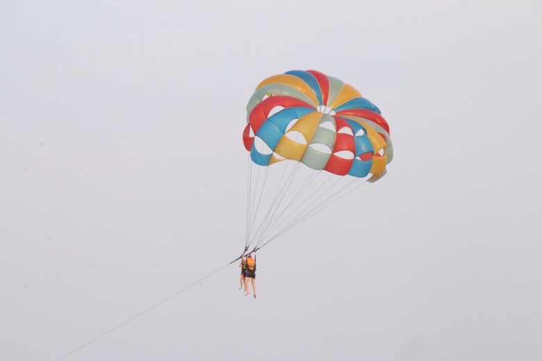 Nắng n&oacute;ng đỉnh điểm, du kh&aacute;ch &ugrave;n &ugrave;n đổ về tắm biển Đ&agrave; Nẵng- Ảnh 8.