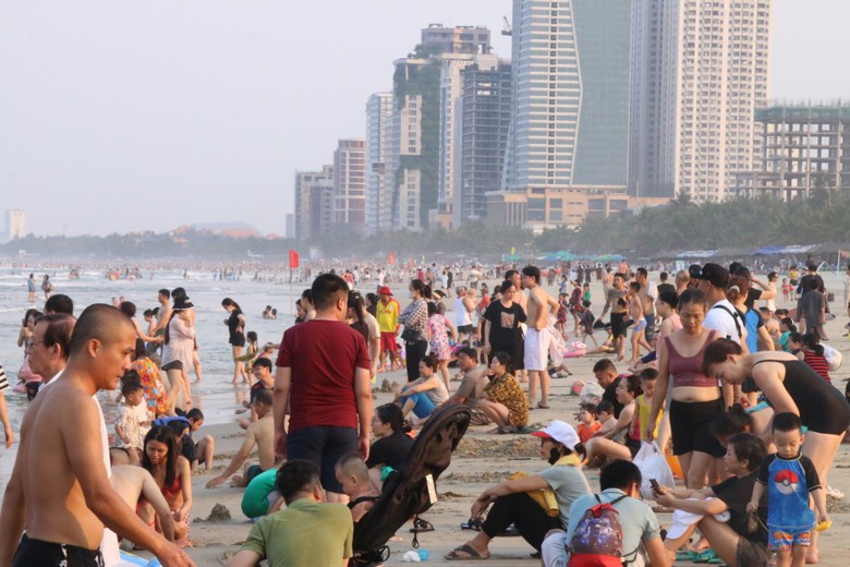 Nắng n&oacute;ng đỉnh điểm, du kh&aacute;ch &ugrave;n &ugrave;n đổ về tắm biển Đ&agrave; Nẵng- Ảnh 10.
