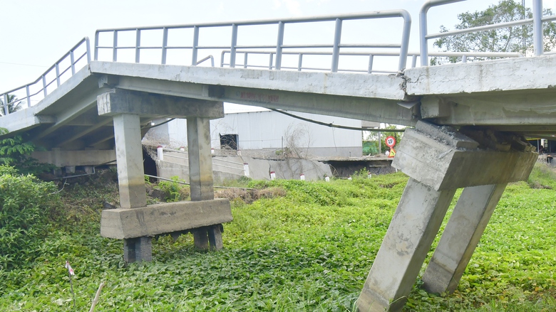 C&agrave; Mau: Hạn mặn khốc liệt, cầu v&agrave; đường tiền tỷ sụp xuống s&ocirc;ng- Ảnh 4.