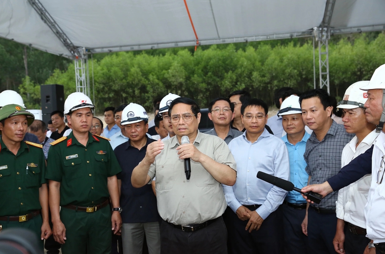 Thủ tướng h&agrave;i l&ograve;ng khi c&ocirc;ng trường cao tốc rộn tiếng m&aacute;y giữa kỳ nghỉ lễ 30/4- Ảnh 2.